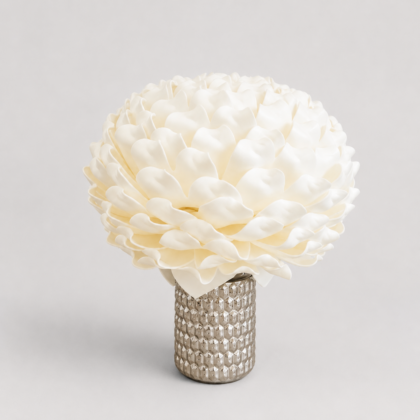 Bijūno žiedo formos rankų darbo stalinis interjero šviestuvas.